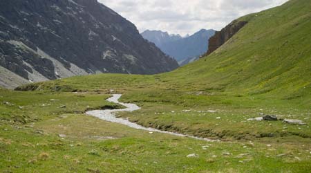 guardando verso Bardonecchia dal pianoro di Vall'Almiane (2570m)