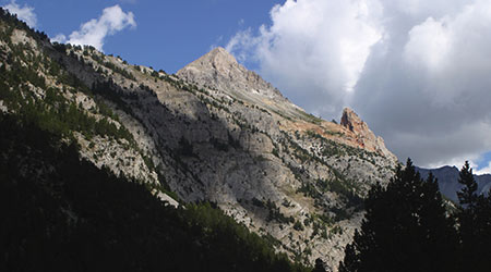 La Guglia Rossa dalla ferrata del Rouas; il sentiero sale seguento lo spartiacque ValleStretta-Colledella Scala
